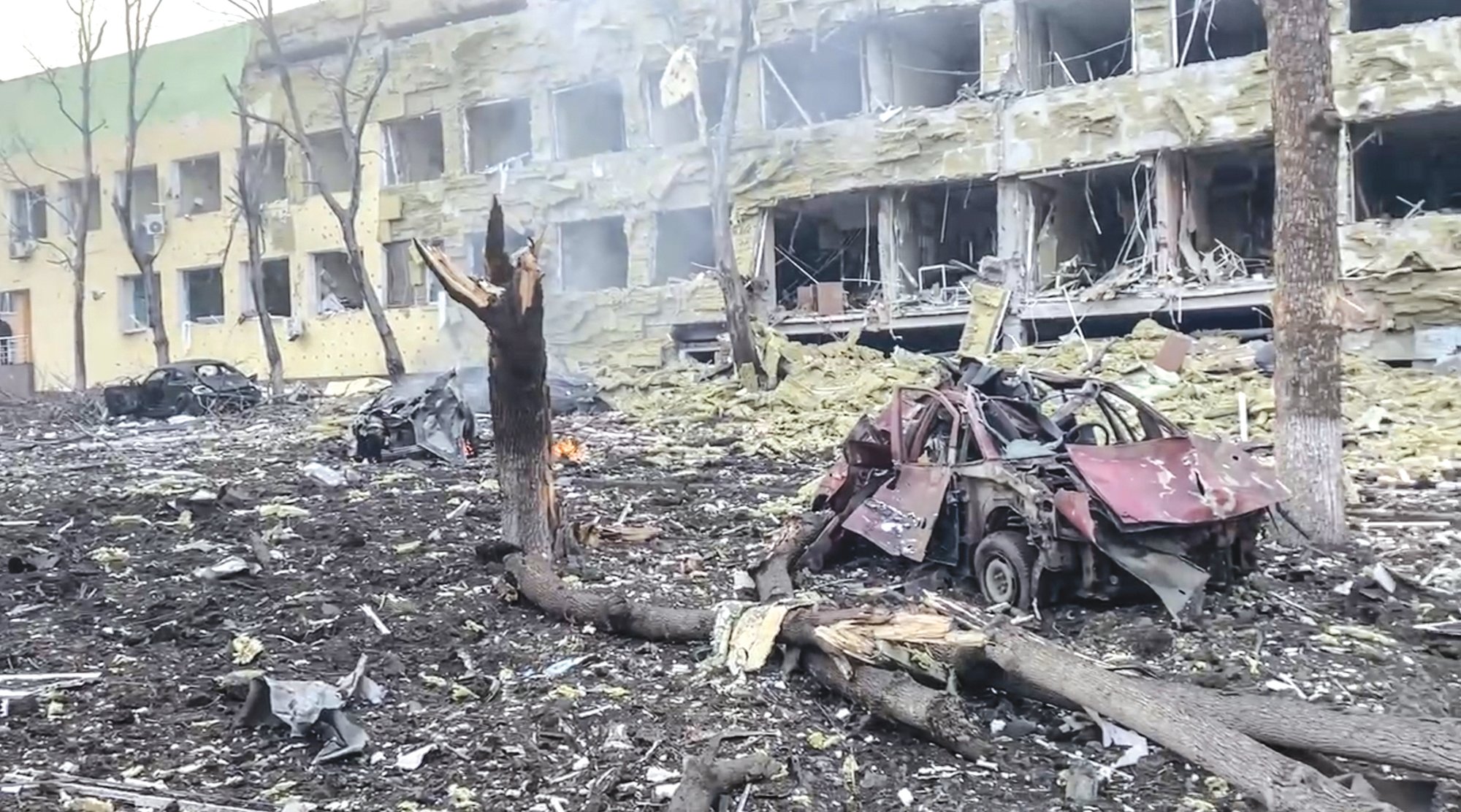 Airstrike hits Ukraine maternity hospital, officials say | The Sumter Item
